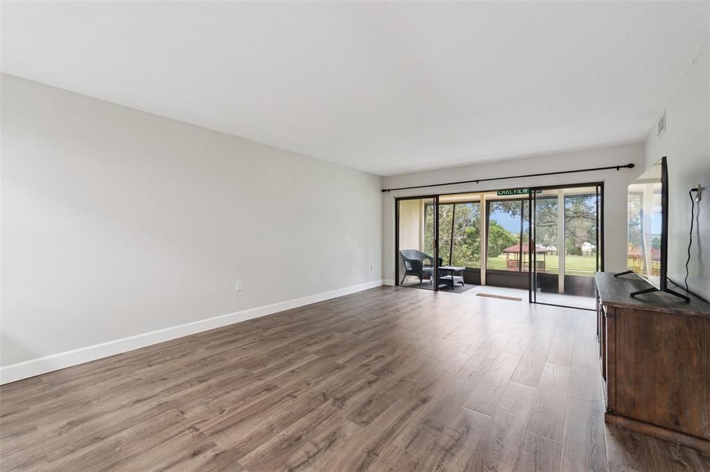 На продажу: $105,000 (2 спален, 2 ванн, 954 Квадратных фут)