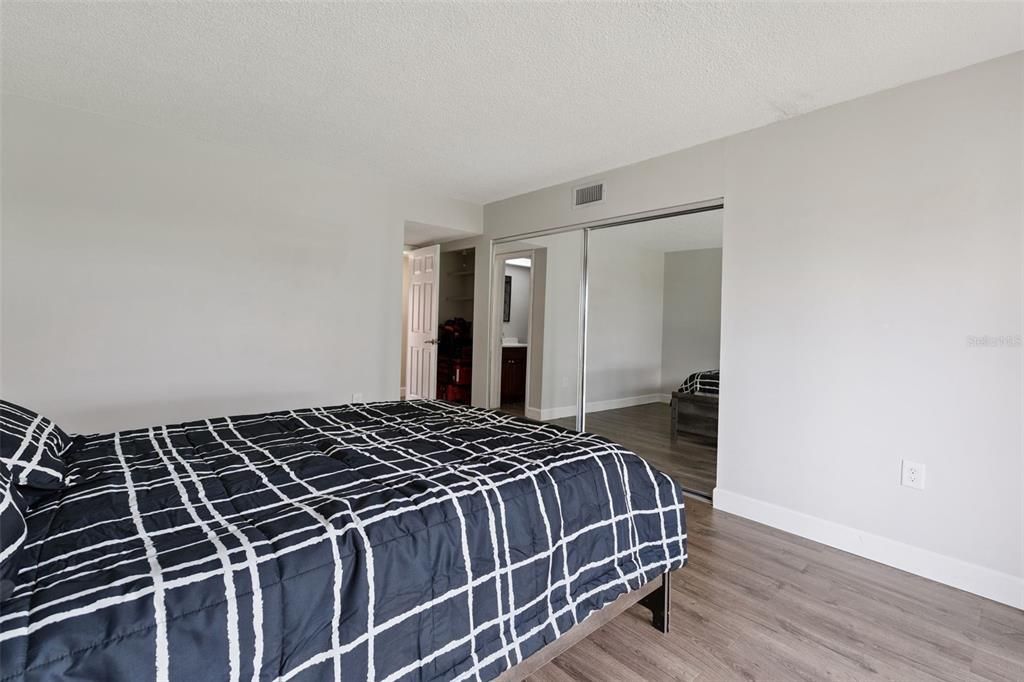 На продажу: $105,000 (2 спален, 2 ванн, 954 Квадратных фут)