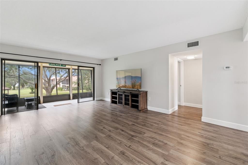 На продажу: $105,000 (2 спален, 2 ванн, 954 Квадратных фут)