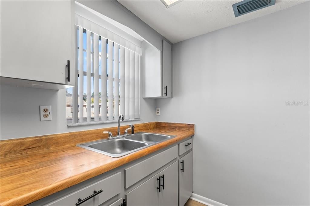 待售: $160,000 (2 贝兹, 1 浴室, 794 平方英尺)