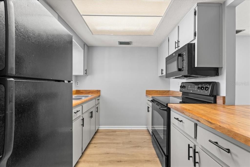 待售: $160,000 (2 贝兹, 1 浴室, 794 平方英尺)