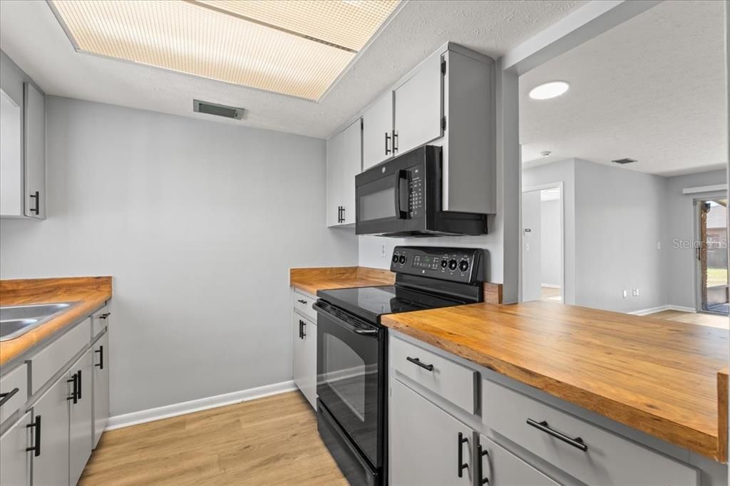 待售: $160,000 (2 贝兹, 1 浴室, 794 平方英尺)