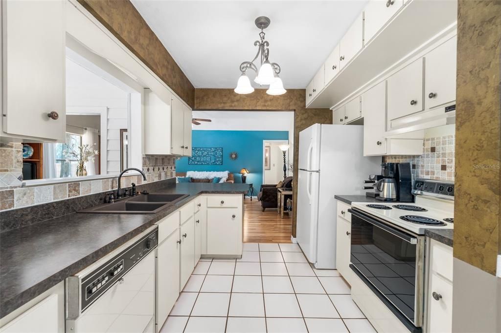 For Sale: $349,900 (3 beds, 2 baths, 1870 Square Feet)