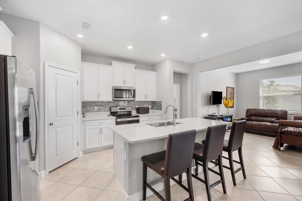 Active With Contract: $330,000 (2 beds, 2 baths, 1683 Square Feet)