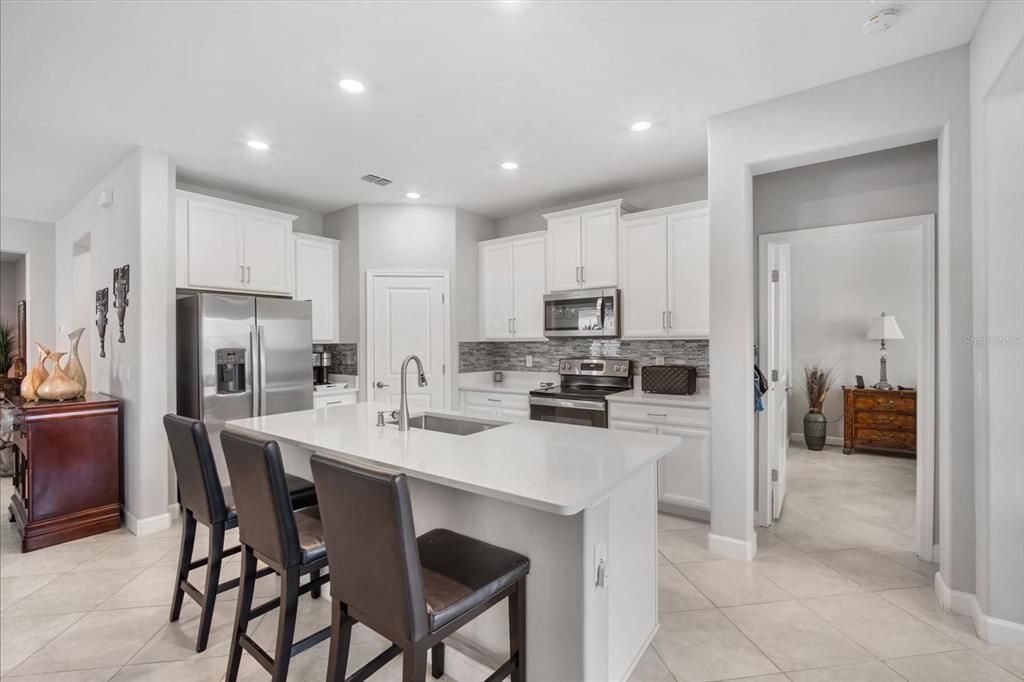 Active With Contract: $330,000 (2 beds, 2 baths, 1683 Square Feet)