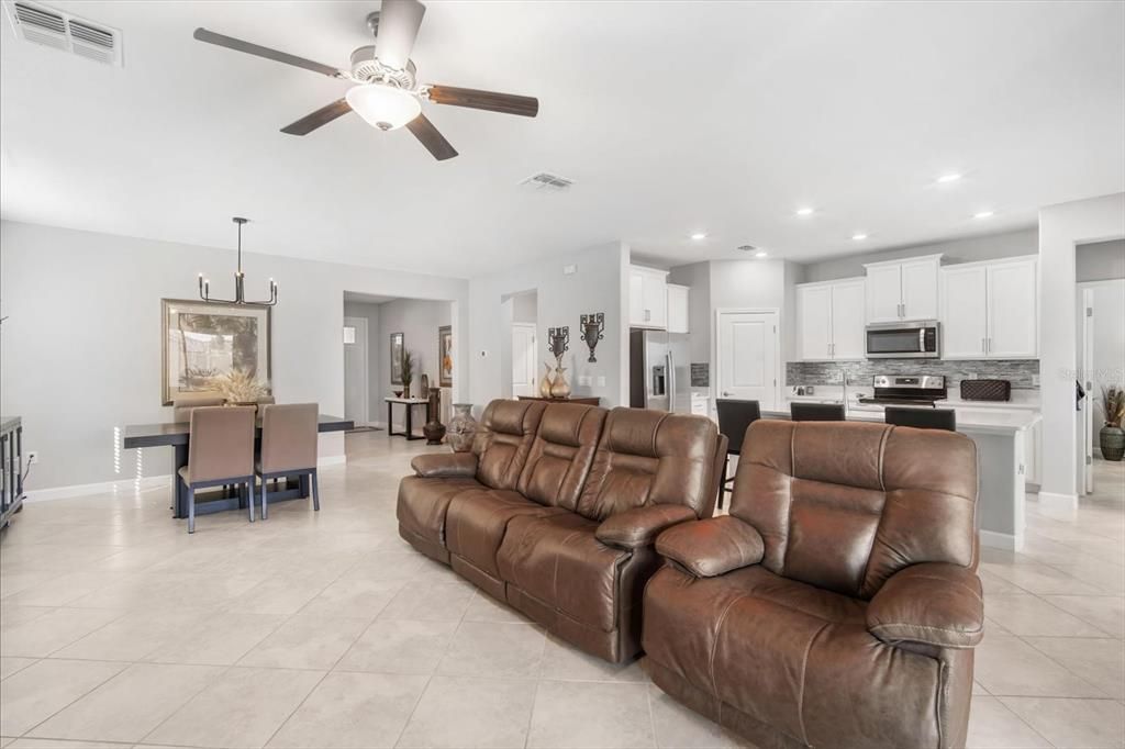 Active With Contract: $330,000 (2 beds, 2 baths, 1683 Square Feet)