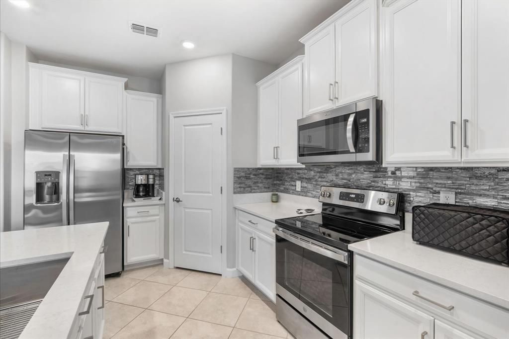 Active With Contract: $330,000 (2 beds, 2 baths, 1683 Square Feet)