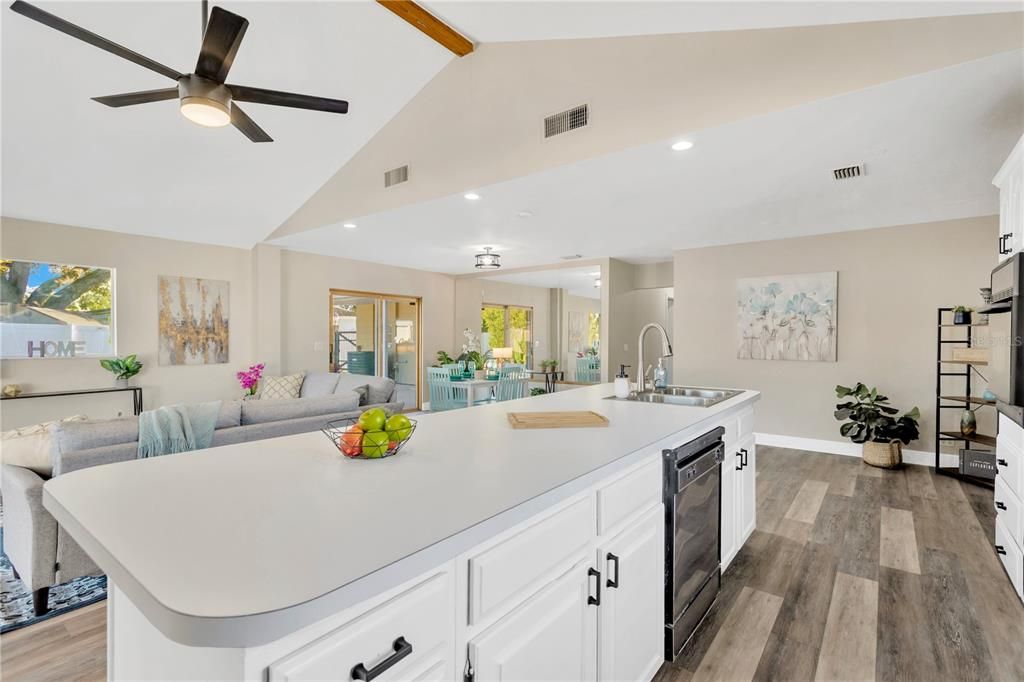 合同活跃: $539,900 (4 贝兹, 3 浴室, 2444 平方英尺)