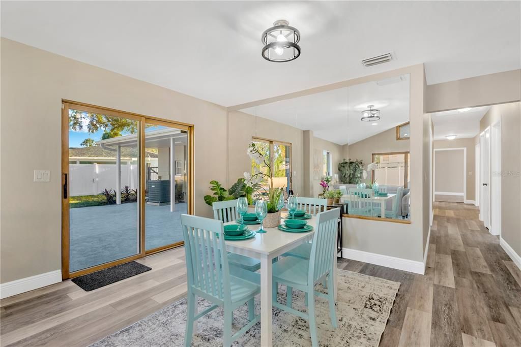 合同活跃: $539,900 (4 贝兹, 3 浴室, 2444 平方英尺)