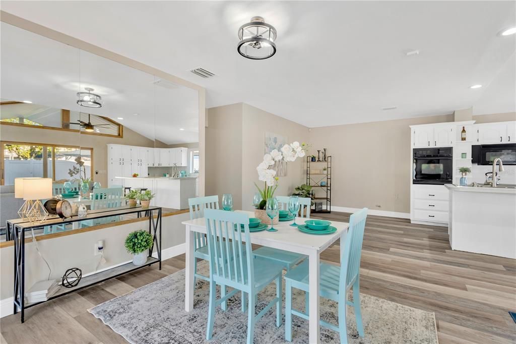 合同活跃: $539,900 (4 贝兹, 3 浴室, 2444 平方英尺)