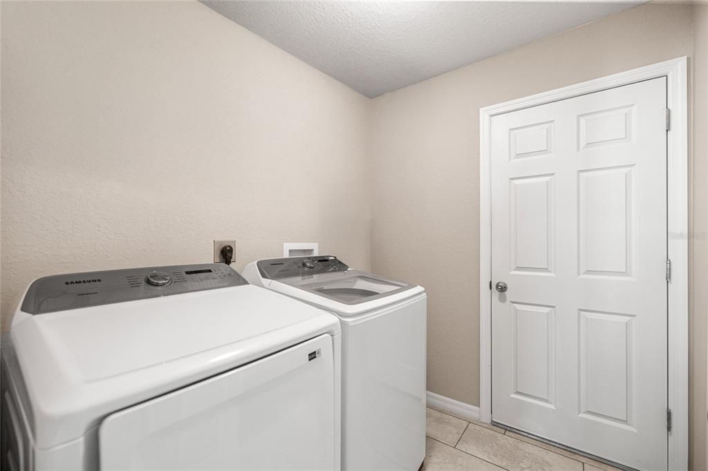 合同活跃: $250,000 (3 贝兹, 2 浴室, 1284 平方英尺)