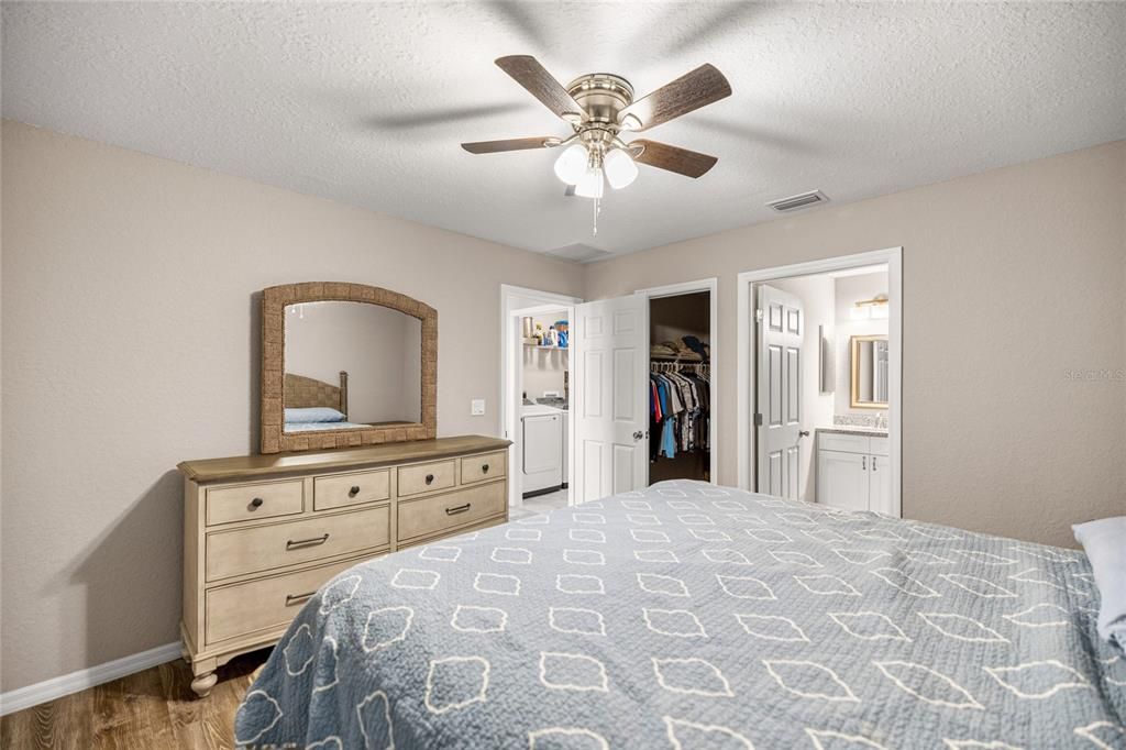 合同活跃: $250,000 (3 贝兹, 2 浴室, 1284 平方英尺)