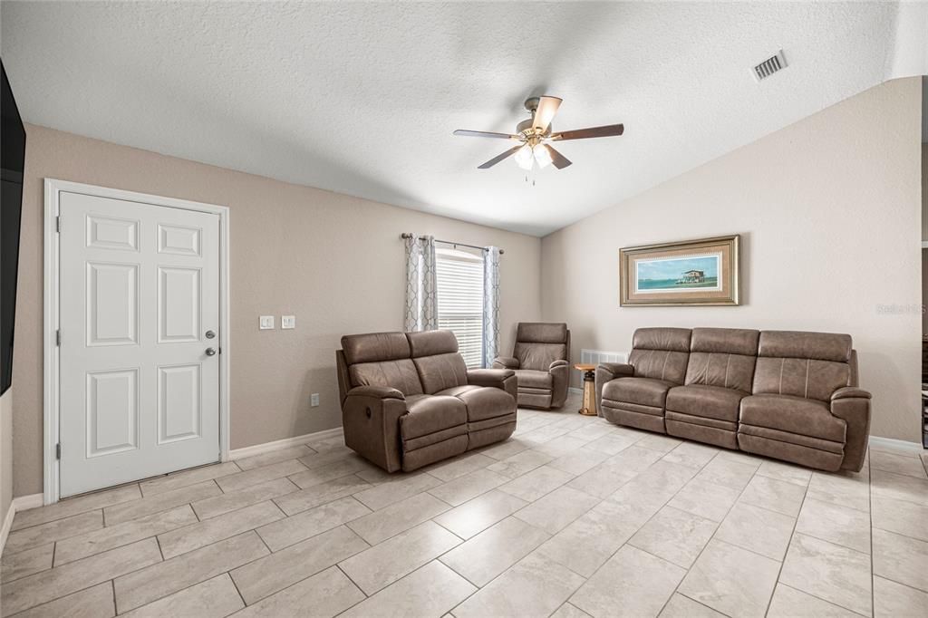 合同活跃: $250,000 (3 贝兹, 2 浴室, 1284 平方英尺)