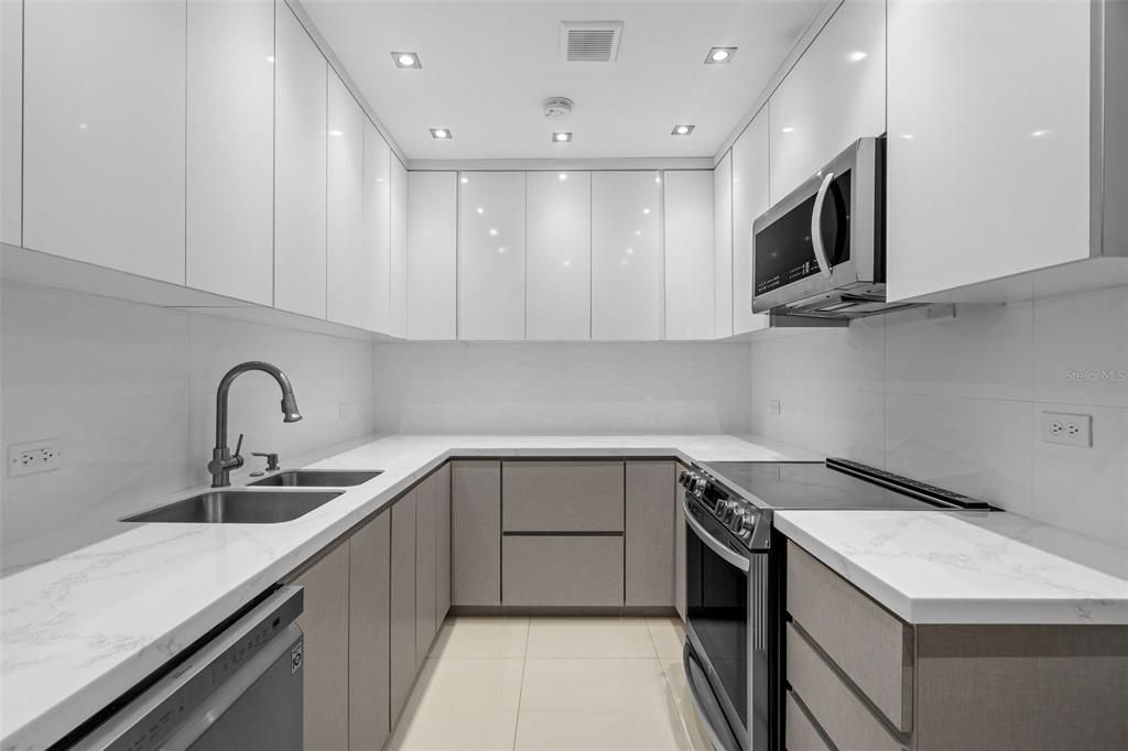 For Sale: $1,250,000 (3 beds, 2 baths, 2400 Square Feet)