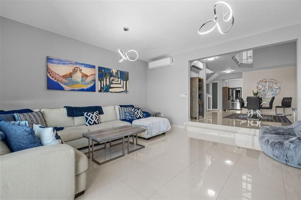 For Sale: $1,250,000 (3 beds, 2 baths, 2400 Square Feet)