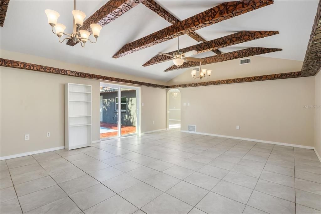 Activo con contrato: $280,000 (3 camas, 2 baños, 1925 Pies cuadrados)