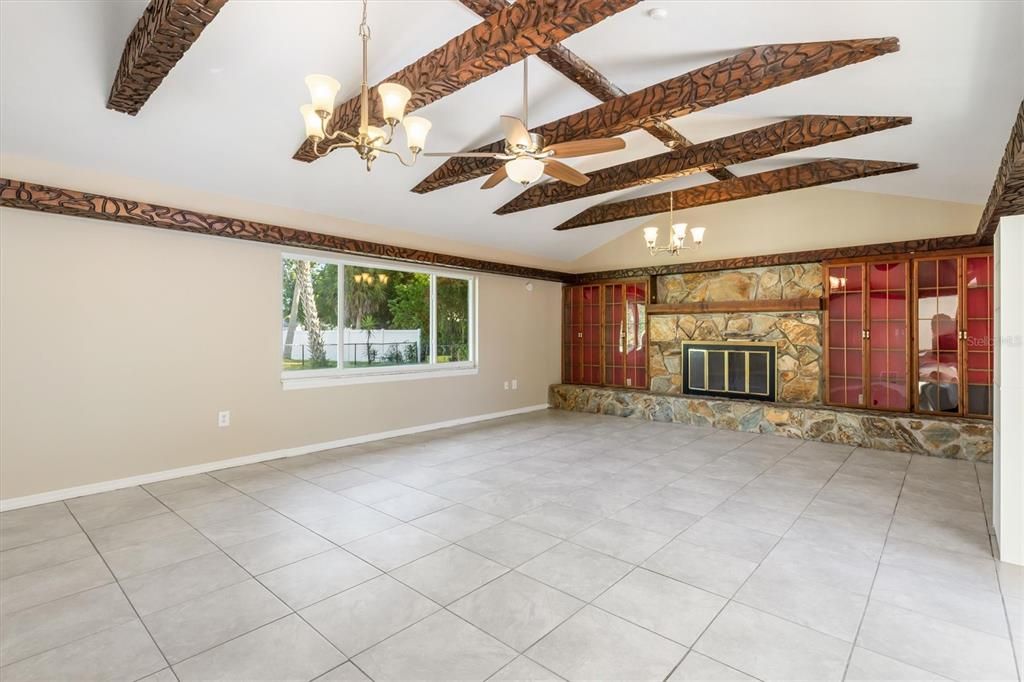 Activo con contrato: $280,000 (3 camas, 2 baños, 1925 Pies cuadrados)