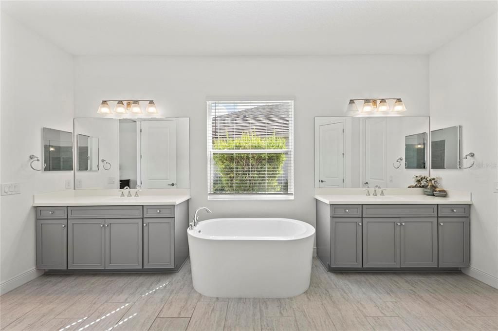 For Sale: $899,000 (5 beds, 4 baths, 3706 Square Feet)