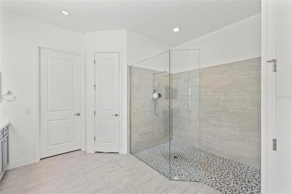 For Sale: $899,000 (5 beds, 4 baths, 3706 Square Feet)