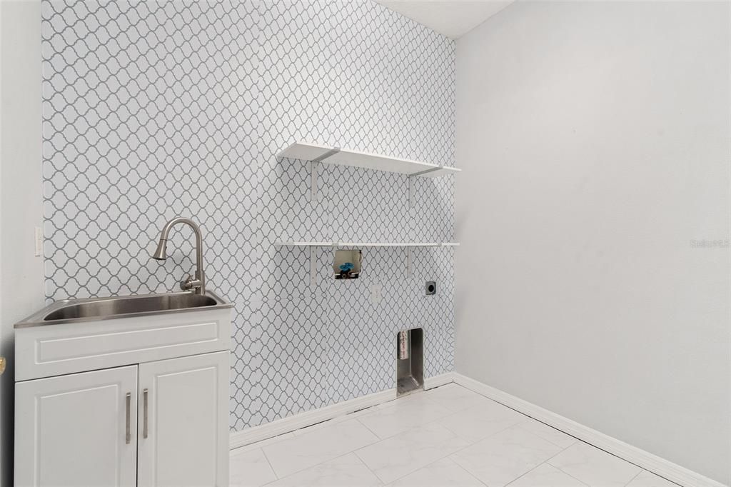 Active With Contract: $625,500 (5 beds, 3 baths, 2484 Square Feet)