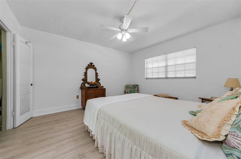 For Sale: $218,000 (2 beds, 2 baths, 1300 Square Feet)