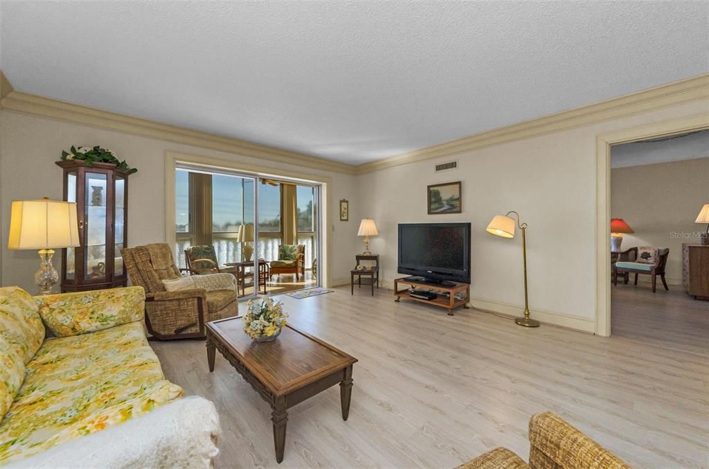 For Sale: $218,000 (2 beds, 2 baths, 1300 Square Feet)