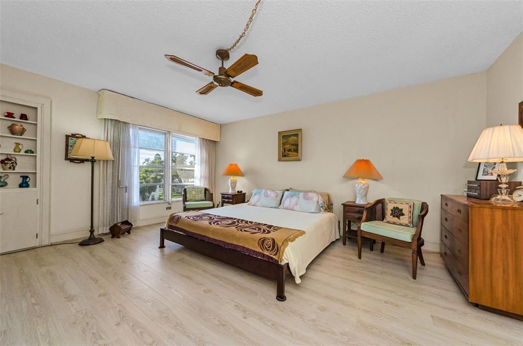 For Sale: $218,000 (2 beds, 2 baths, 1300 Square Feet)