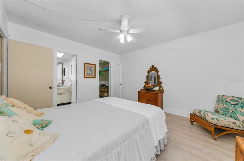 For Sale: $218,000 (2 beds, 2 baths, 1300 Square Feet)