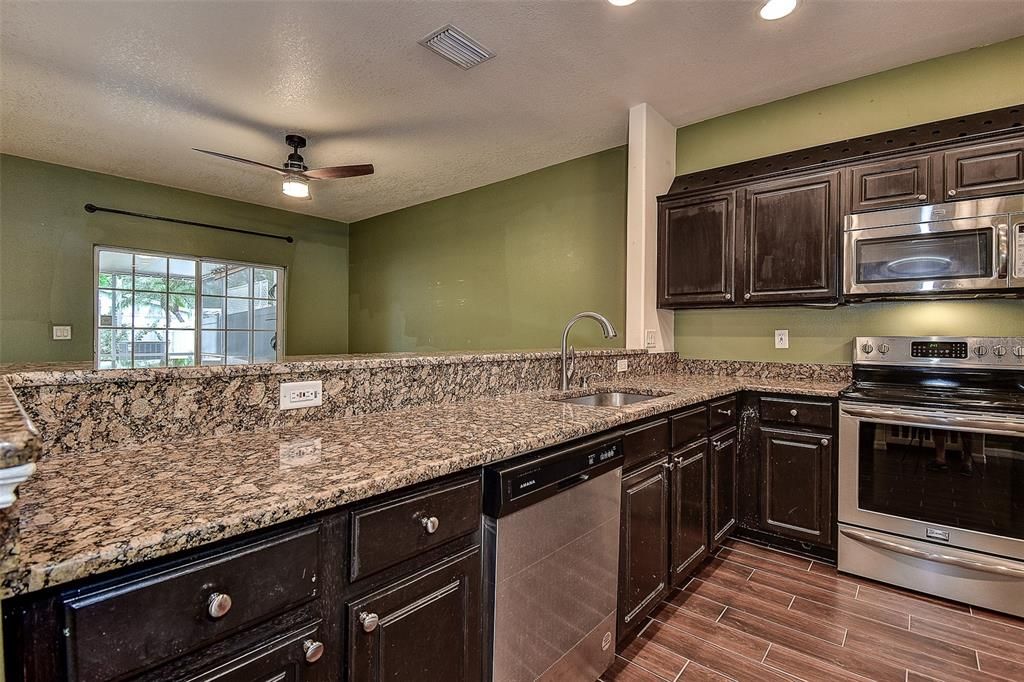 En Venta: $429,900 (3 camas, 2 baños, 2049 Pies cuadrados)