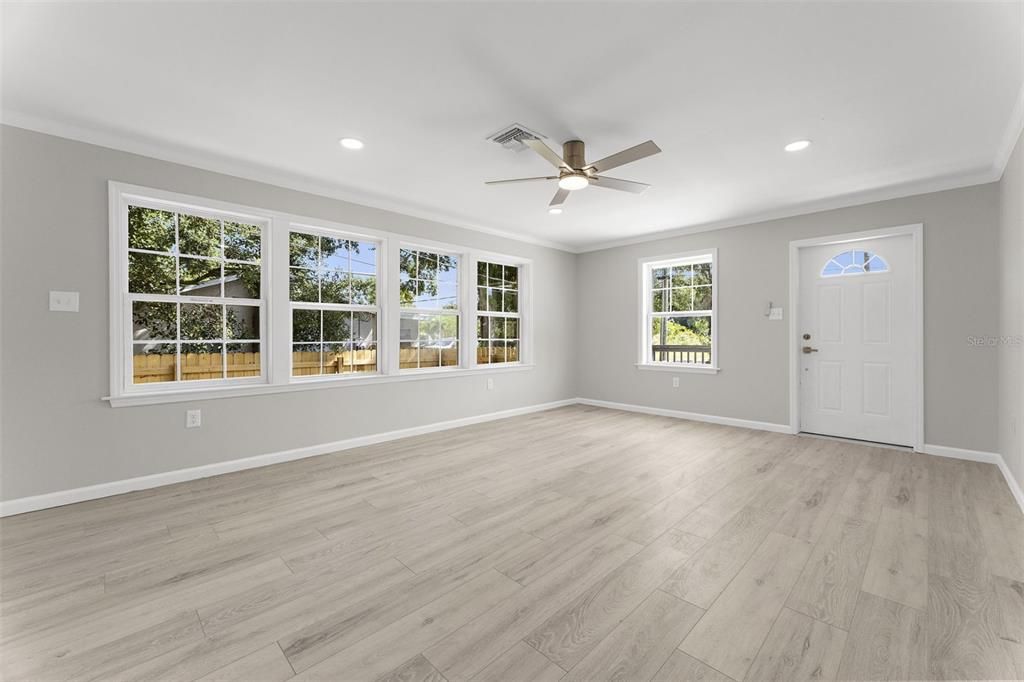 For Sale: $350,000 (3 beds, 1 baths, 1520 Square Feet)