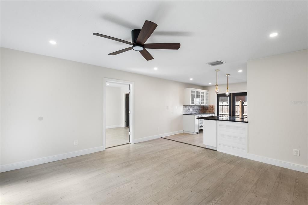 На продажу: $574,900 (4 спален, 2 ванн, 1485 Квадратных фут)