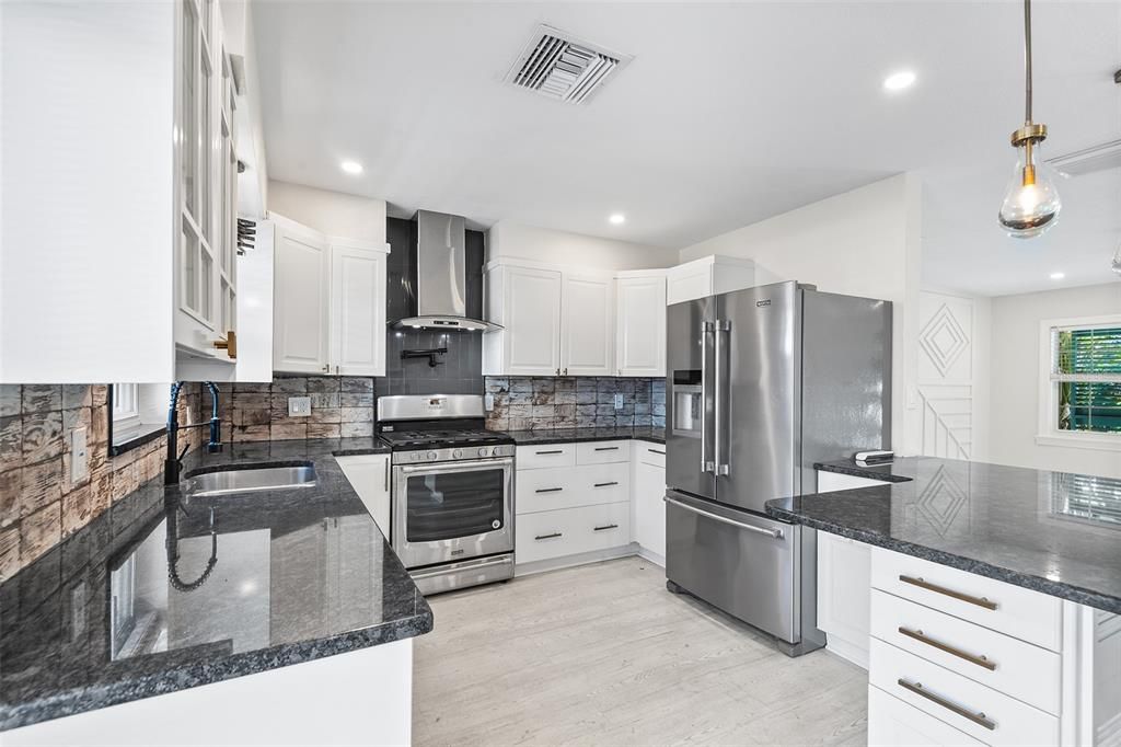 На продажу: $574,900 (4 спален, 2 ванн, 1485 Квадратных фут)