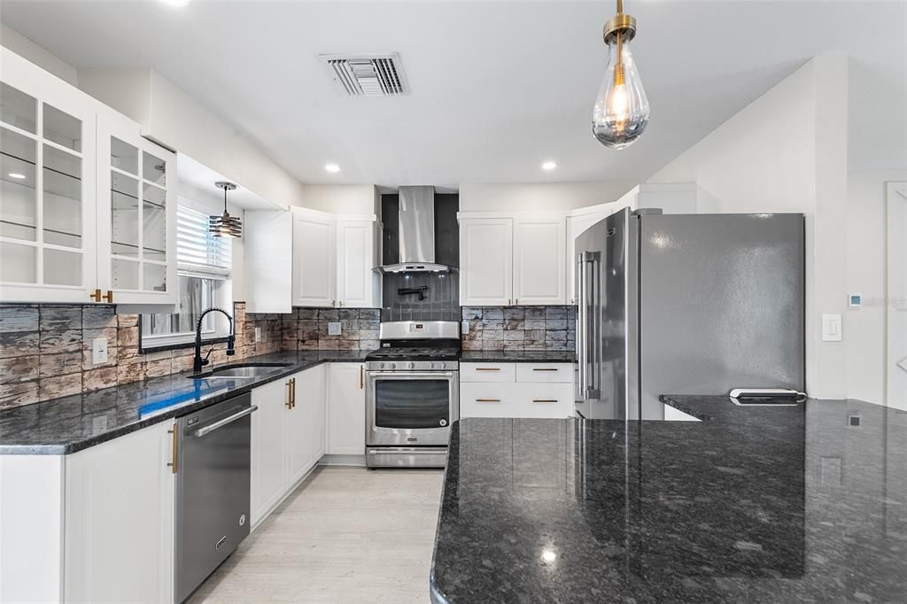 На продажу: $574,900 (4 спален, 2 ванн, 1485 Квадратных фут)