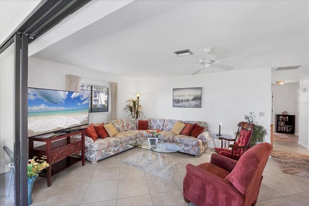 Под контрактом: $199,900 (2 спален, 2 ванн, 1194 Квадратных фут)