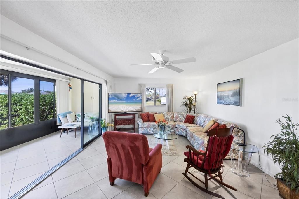 Под контрактом: $199,900 (2 спален, 2 ванн, 1194 Квадратных фут)