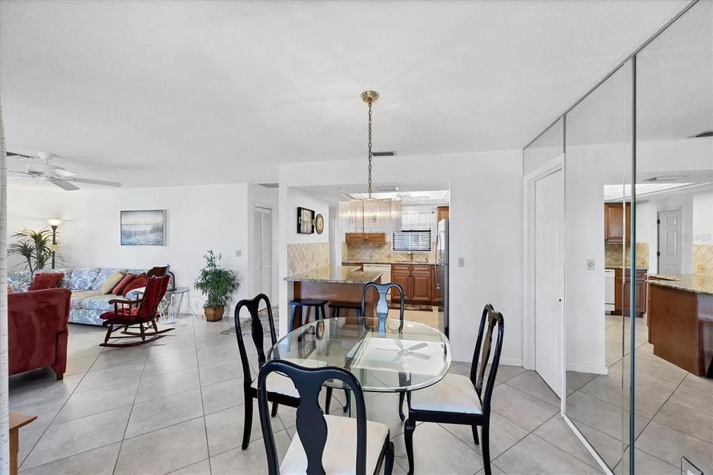 Под контрактом: $199,900 (2 спален, 2 ванн, 1194 Квадратных фут)