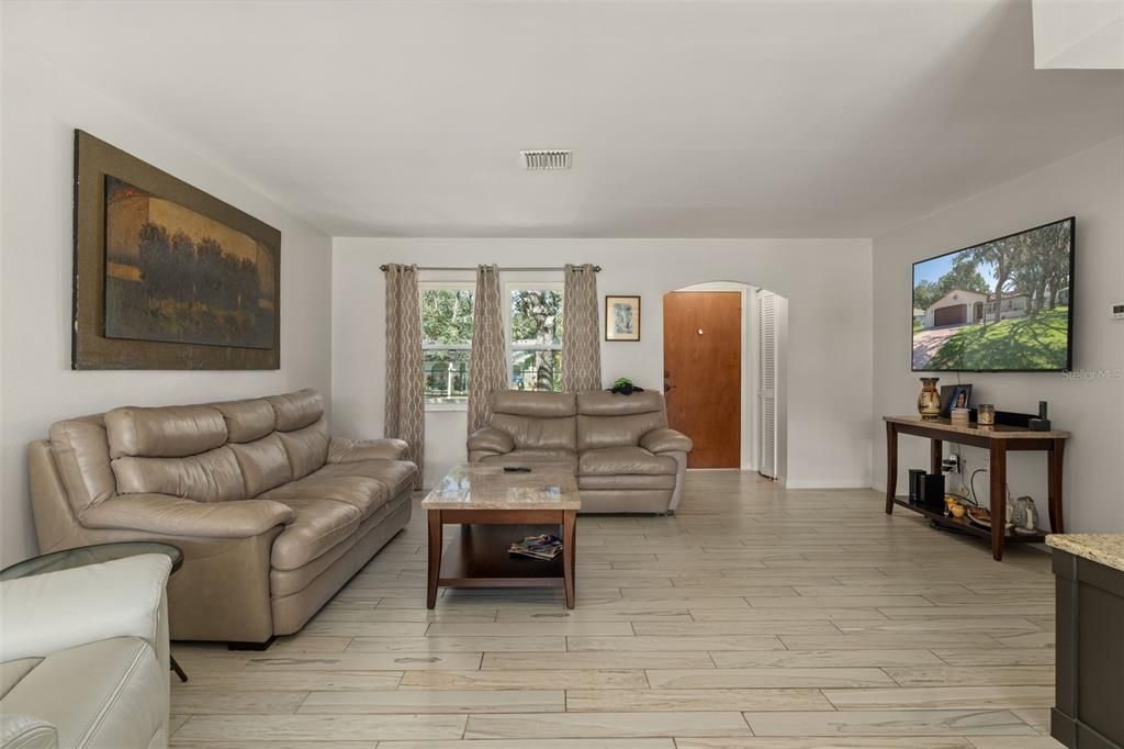 For Sale: $284,900 (2 beds, 2 baths, 1431 Square Feet)