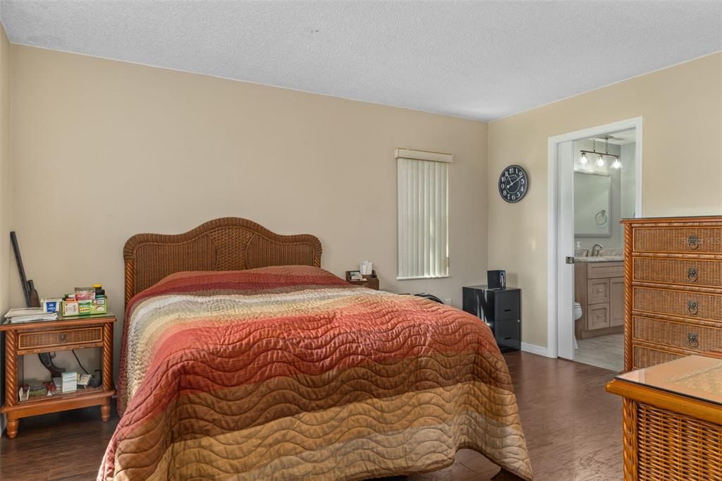 For Sale: $284,900 (2 beds, 2 baths, 1431 Square Feet)