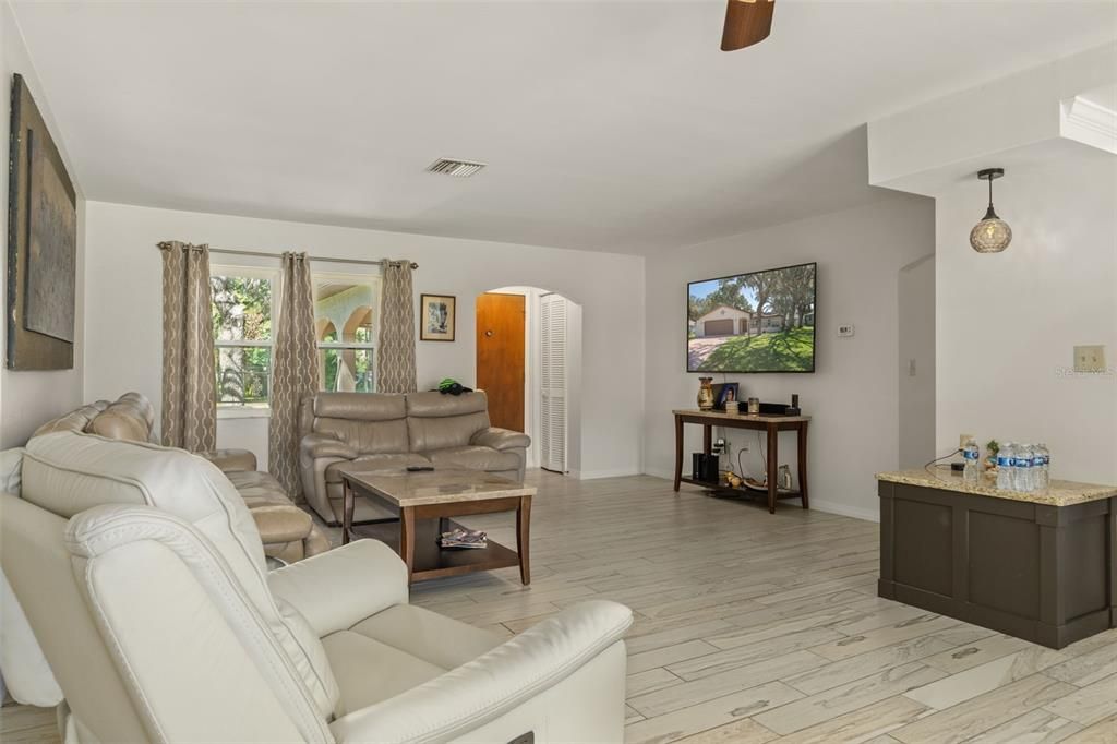 For Sale: $284,900 (2 beds, 2 baths, 1431 Square Feet)