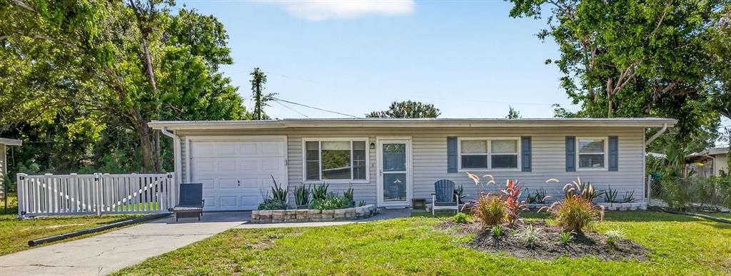 Active With Contract: $329,500 (3 beds, 1 baths, 1126 Square Feet)