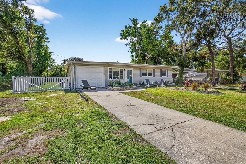 Active With Contract: $329,500 (3 beds, 1 baths, 1126 Square Feet)