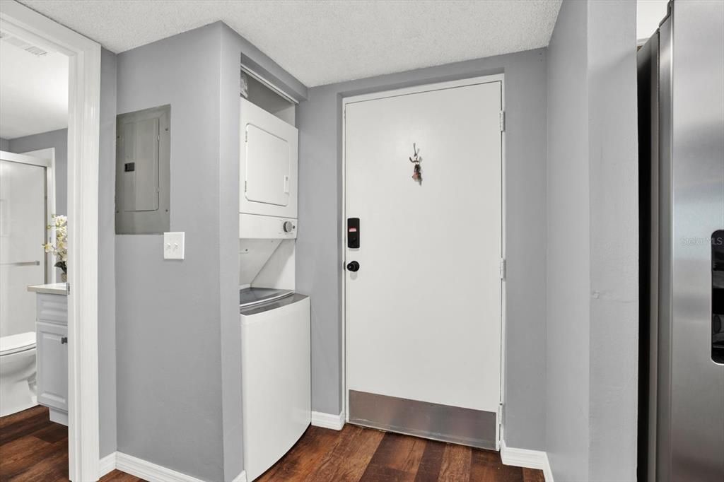 For Sale: $119,900 (1 beds, 1 baths, 700 Square Feet)