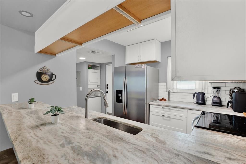 For Sale: $119,900 (1 beds, 1 baths, 700 Square Feet)