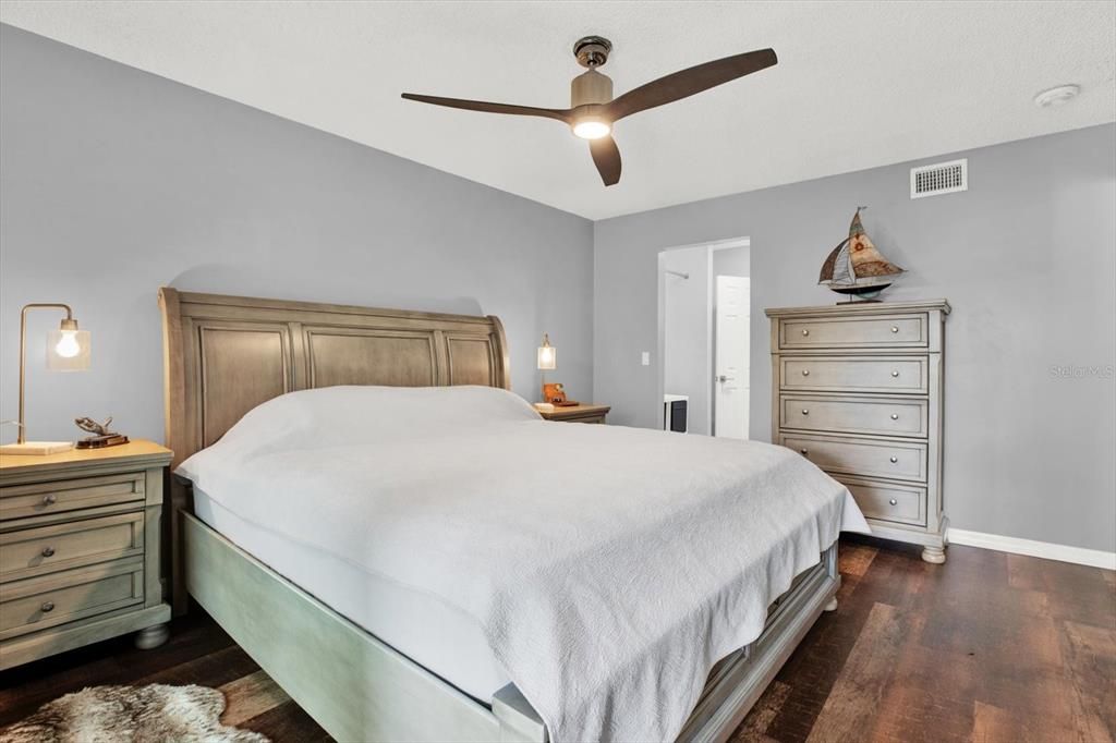 For Sale: $119,900 (1 beds, 1 baths, 700 Square Feet)