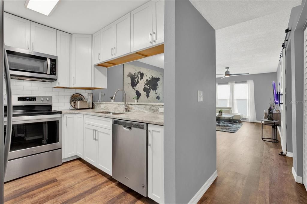 For Sale: $119,900 (1 beds, 1 baths, 700 Square Feet)