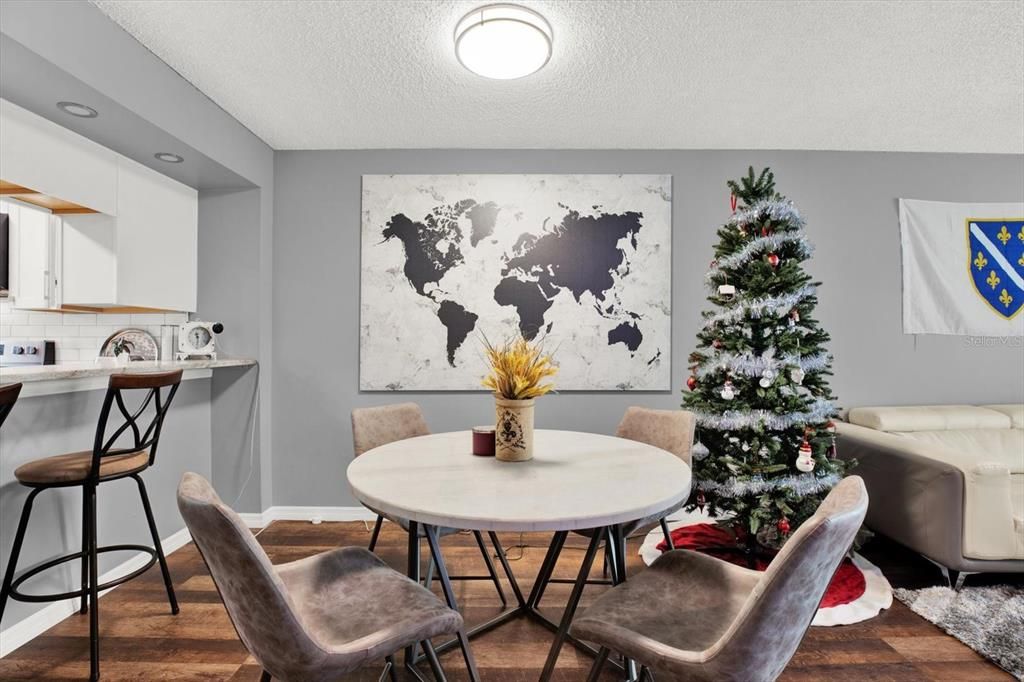 For Sale: $119,900 (1 beds, 1 baths, 700 Square Feet)