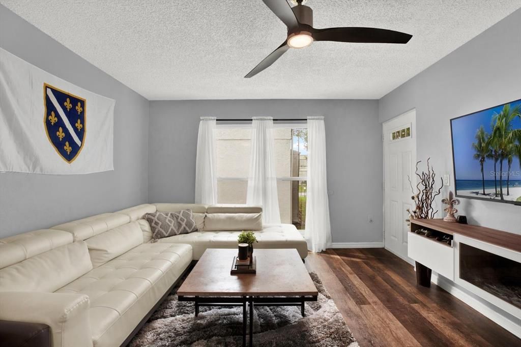 For Sale: $119,900 (1 beds, 1 baths, 700 Square Feet)