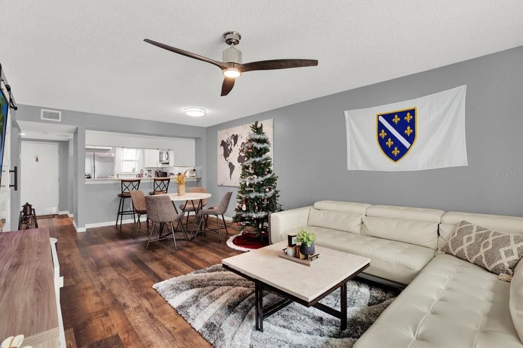 For Sale: $119,900 (1 beds, 1 baths, 700 Square Feet)