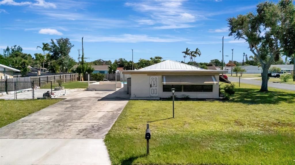 Active With Contract: $399,900 (3 beds, 2 baths, 1468 Square Feet)