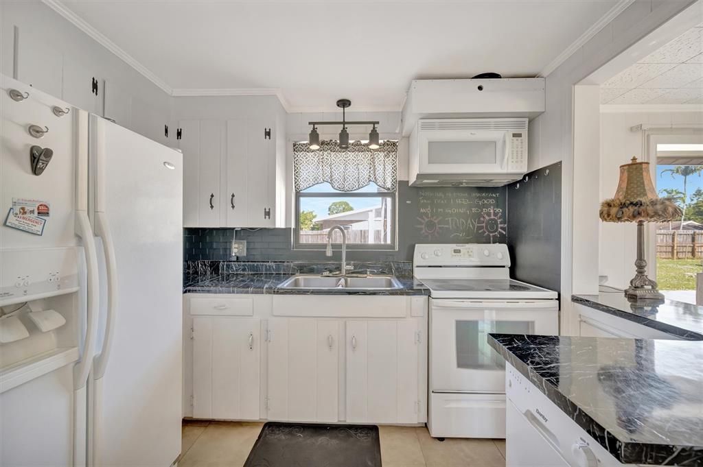 Active With Contract: $399,900 (3 beds, 2 baths, 1468 Square Feet)